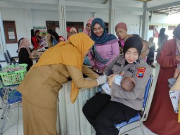 Dukung Pemerintah Tangani Stunting, Polwan Polres Mojokerto Bantu Sukseskan Posyandu