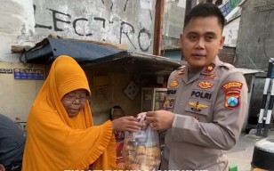 Kapolsek Simokerto Hobby Borong Dagangan PKL dan Bagikan Takjil Saat Bulan Ramadhan