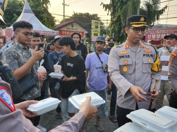 Ramadhan Berkah Kapolres Situbondo Berbagi Takjil Untuk Massa Unras AMPD