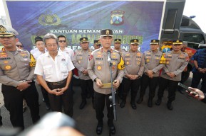 Kapolda Jatim Berangkatkan 50.789 Paket Bantuan Kemanusiaan Untuk Warga Terdampak Banjir di Jawa Tengah