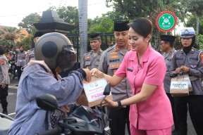 Ramadhan Berkah, Polres Kediri Kota dan Bhayangkari Berbagi Takjil Jelang Berbuka Puasa