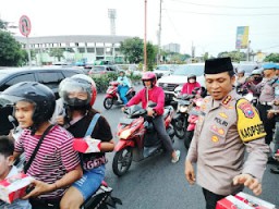 Bulan Ramadhan Penuh Berkah, Polresta Sidoarjo Bagi Takjil Gratis