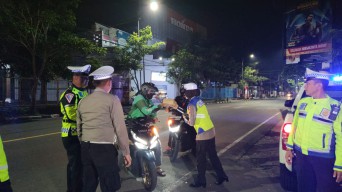 Patroli Sahur Ramadhan Polres Bojonegoro Berbagi Nasi Kotak Untuk Warga