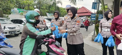 Samsat Utara Bagikan Takjil Gratis di Bulan Ramadhan Kepada Masyarakat dan Pengguna Jalan