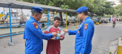 Jelang Waktu Berbuka Puasa, Satpolairud Polres Bangkalan Bagi bagi Takjil di ASDP Kamal