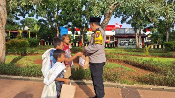 Berbagi Kebaikan di Bulan Ramadhan, Polres Bangkalan dan Bhayangkari Bagikan Takjil Kepada Pengguna Jalan