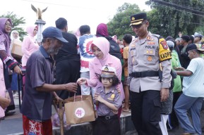 Ramadhan Berkah, 500 Paket Takjil Untuk Warga Dibagikan Oleh Bhayangkari Polres Situbondo