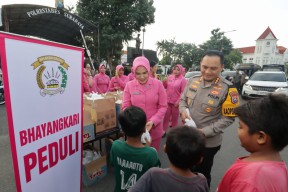 Ramadhan Berkah, 750 Paket Takjil Untuk Warga dan Bonek Dibagikan oleh Bhayangkari Polrestabes Surabaya