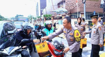 Ramadhan Berkah, Divisi Humas Polri Bersama Wartawan Berbagi Takjil di Depan Mabes Polri