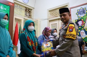 Raih Keberkahan di Bulan Ramadhan, Polres Tanjung Perak Gelar Bansos Untuk Para Dhuafa