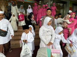 Kapolsek Simokerto Lakukan Giat Santuni Anak Yatim Piatu Yayasan Panti Asuhan Himmatun Ayat Ustad Ahmad Suhaimi di Bulan Ramadhan 1445 H