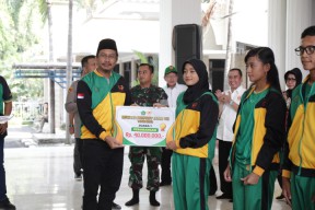 Gus Muhdlor Serahkan Bonus Untuk Atlet dan Pelatih Berprestasi Pada Ajang Porprov Jatim ke VIII