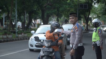 Sat Lantas Polres Gresik Bagikan Takjil Sambil Himbau Tertib Berlalu Lintas