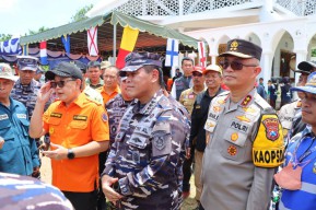 Kapolda Jatim Dampingi Kepala Staf TNI AL Serahkan Bansos Untuk Warga Bawean Yang Terdampak Gempa