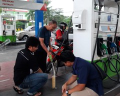 Jelang Mudik Polres Bojonegoro Sidak SPBU Periksa Takaran dan Pastikan Stok BBM Aman