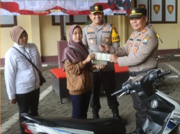 Berhasil Ungkap Curanmor, Polres Probolinggo Kembalikan Motor Yang Hilang ke Pemilik