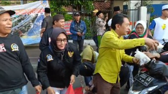 AMI Lakukan Giat Pembagian Takjil Didepan Gedung Grahadi Surabaya