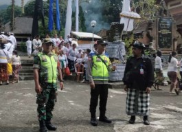 Babinsa, Bhabinkamtibmas dan Pecalang Atensi Jalannya Upacara Pujawali