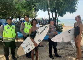 Patroli Dialogis di Pantai Mertasari, Polsek Densel Tingkatkan Keamanan Wilayah