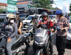 OKA 2024 Polresta Denpasar Sampaikan Tertib Berlalulintas di Simpang Cokro