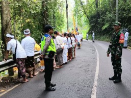 Sinergisitas Babinsa dengan Bhabinkamtibmas dan Pecalang Kawal Prosesi Upacara Melasti