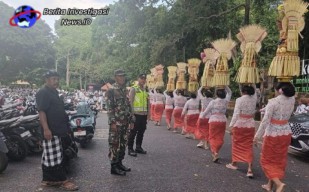Babinsa Bersama Babinkamtibmas dan Pecalang Amankan Upacara Pujawali