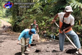 Lancarkan Perekonomian, Babinsa Bersama Masyarakat Gotong Royong Bangun Jalan Desa