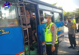 Puluhan Personil Polres Badung dan Satpol PP Laksanakan Penyekatan 