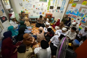Sambut Hari Raya Idul Fitri 1445 H, Kapolsek Simokerto Santuni Anak Yatim Piatu Dengan Pemberian Sepatu Baru