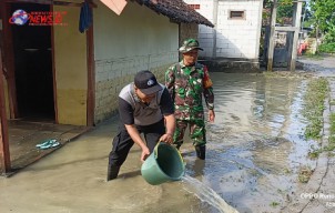 Polres Nganjuk Bahu Membahu Bersama Warga Bersihkan Material Sisa Luapan Sungai Jurang Dandang
