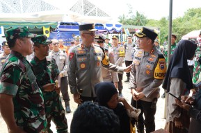 Kapolres Gresik Dampingi Kapolda Jatim ke Daerah Terdampak Bencana Alam dan Baksos Gempa Bumi di Pulau Bawean