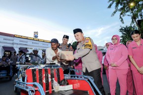 Berbagi Berkah di Bulan Ramadhan, Polrestabes Surabaya Ajak Ratusan Abang Becak Buka Puasa Bersama