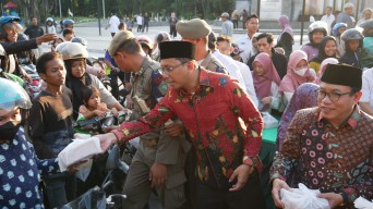 Gus Muhdlor Bersama ASN Bagi-Bagi Takjil Gratis Berkah Ramadhan