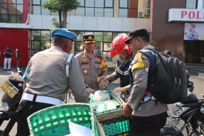 Pak Bhabin Polres Bojonegoro Salurkan 689 Paket Zakat Door To Door