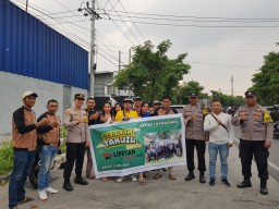 Indahnya Ramadhan, Segenap Redaksi Media Liputankasus.com Bagi Takjil Gratis Kepada Pengendara Jalan