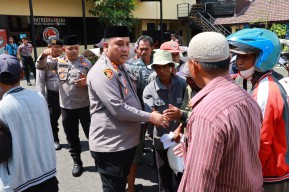 Polres Pelabuhan Tanjung Perak Gelar Bakti Sosial Kepada Kuli Panggul dan Abang Becak