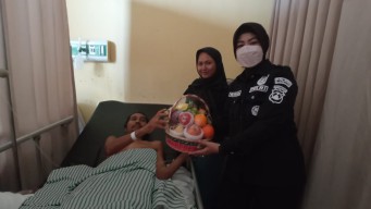 Polri Peduli, Humas Polres Bangkalan Besuk Wartawan Yang Sakit