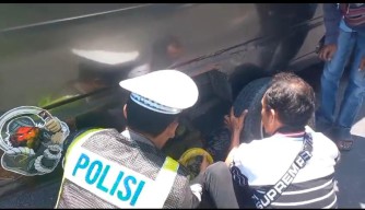 Tanggap, Petugas Posyan Pujahito Nganjuk Bantu Mobil Yang Alami Pecah Ban