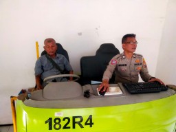 Petugas Satpas Colombo Surabaya Selalu Berikan Pelayanan Terbaik Kepada Pemohon SIM