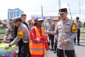 Atensi Perlintasan Kereta Api Tanpa Palang Pintu, Polres Lamongan Bantu Peralatan Untuk Relawan