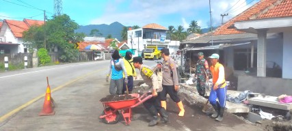 Sinergitas TNI - Polri Bersihkan Saluran Air Pasca Banjir di Lumajang