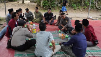 Polres Bangkalan Takziah Ke Rumah Duka Salah Satu Wartawan di Burneh Sebagai Wujud Empati dan Ungkapan Bela Sungkawa