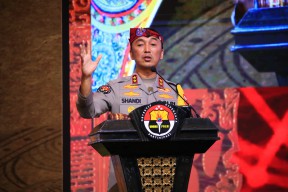 Kadiv Humas Polri Beri Penghargaan ke 7 Anggota Dengan Nilai Sertifikasi Kompetensi Terbaik