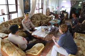 Jumat Curhat Polres Batu Sambangi Rumah Warga Dari Pintu ke Pintu Tampung Aspirasi Masyarakat