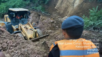 TNI-Polri Bantu Warga Buka Akses Jalan Putus Akibat Longsor