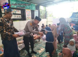 100 Kotak Takjil Diserahkan Kapolsek Mengwi kepada Warga Muslim