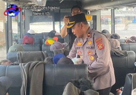 Kapolsek Mengwi Kompol Adnyana TJ Bagikan Takjil di Terminal Mengwi