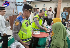 Kapolsek Mengwi Berbagi Takjil di Yayasan Nurul Islah