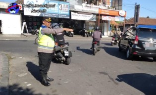 Kapolsek Abiansemal Turun Langsung Cegah Kemacetan Saat Arus Balik Lebaran