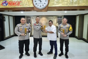 Kapolda Jatim dan Dua Komisaris Besar Polisi Raih Penghargaan PWI Jatim Award 2024